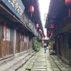 有哪些适合男大学生的可以靠卫衣完成的穿搭?-专业问答类网站